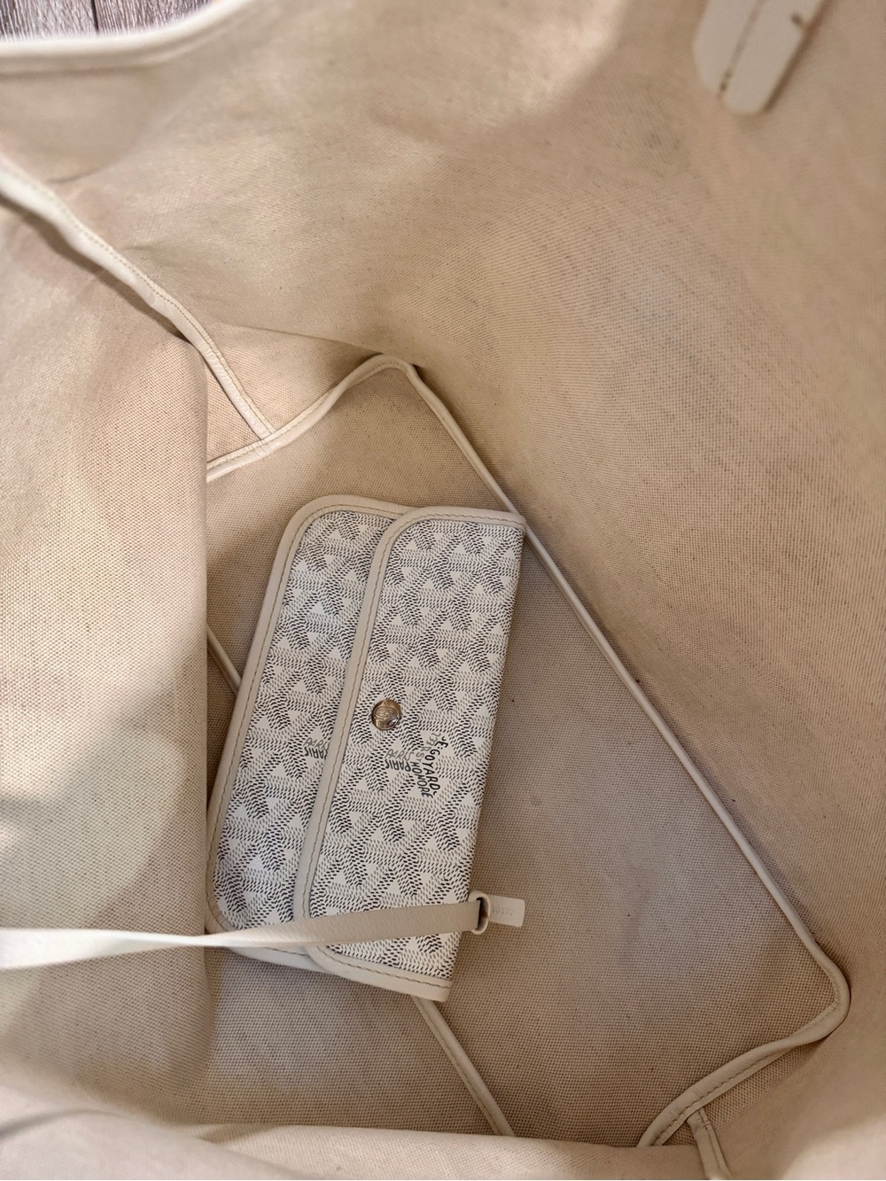 Goyard Saint Louis Tote in White with Matching Pouch - Picture 4 of 12